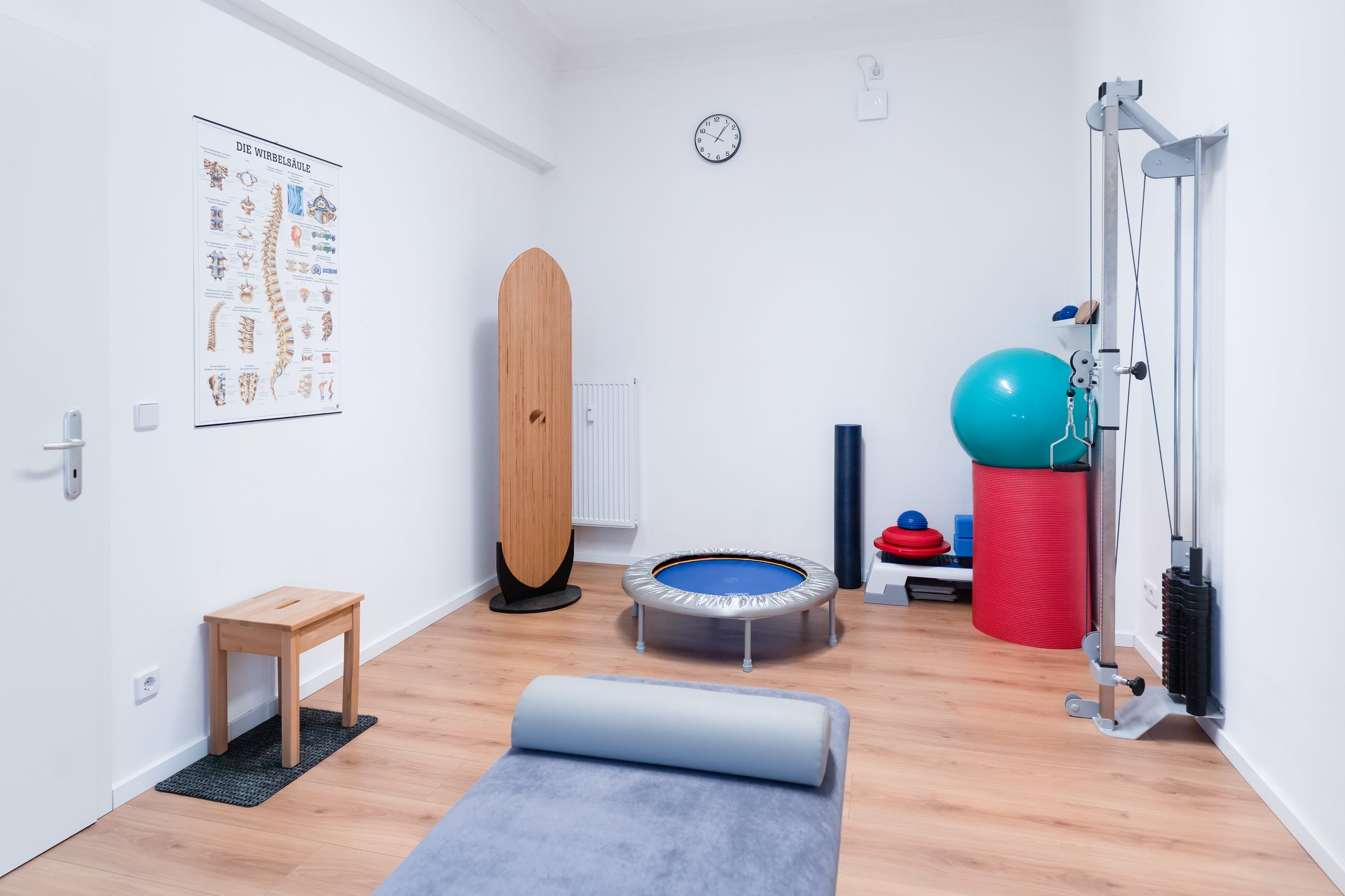 Heller Behandlungsraum mit Therapieliege in der Physiotherapie Magdalena Rahm in Berlin-Lichtenberg