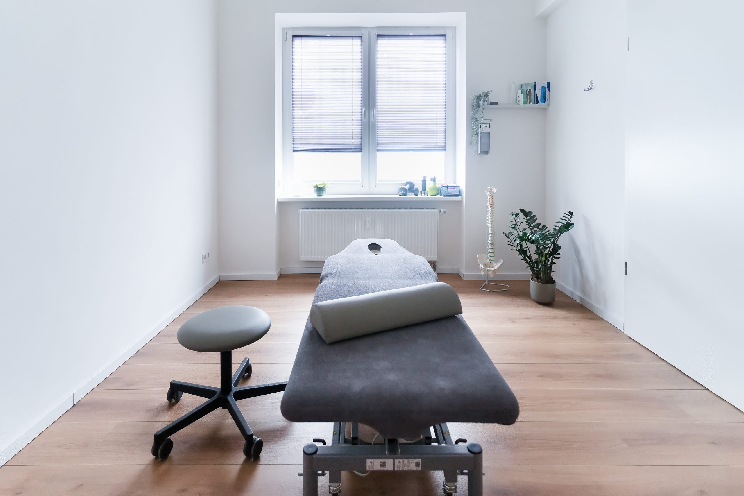 Moderner Behandlungsraum mit physiotherapeutischer Ausstattung in Berlin-Lichtenberg